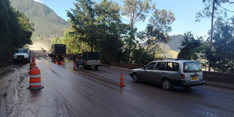 Habilitan paso en la vía Mosquera – La Mesa tras remoción total de lodo