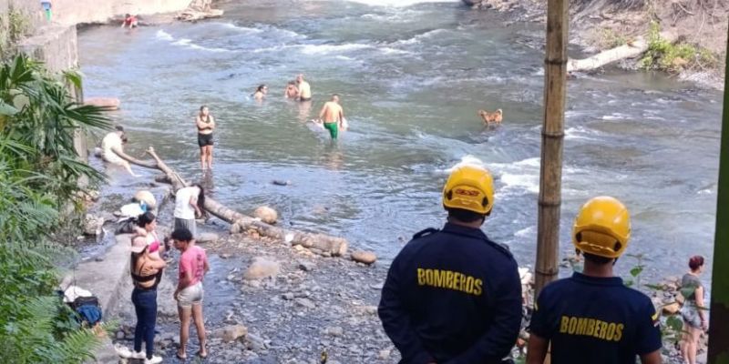 Dos muertes por crecientes obligan a cerrar ríos y balnearios en Cundinamarca
