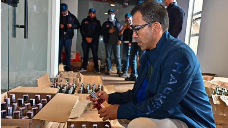 Autoridades decomisan más de 7.000 elementos en redada contra licor adulterado en Bogotá