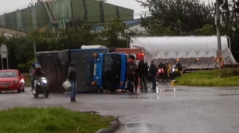 Volcamiento de tractocamión en Mosquera genera emergencia por posible fuga de líquidos inflamables