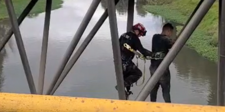Bomberos rescataron a un hombre que intentaba lanzarse desde un puente en Mosquera